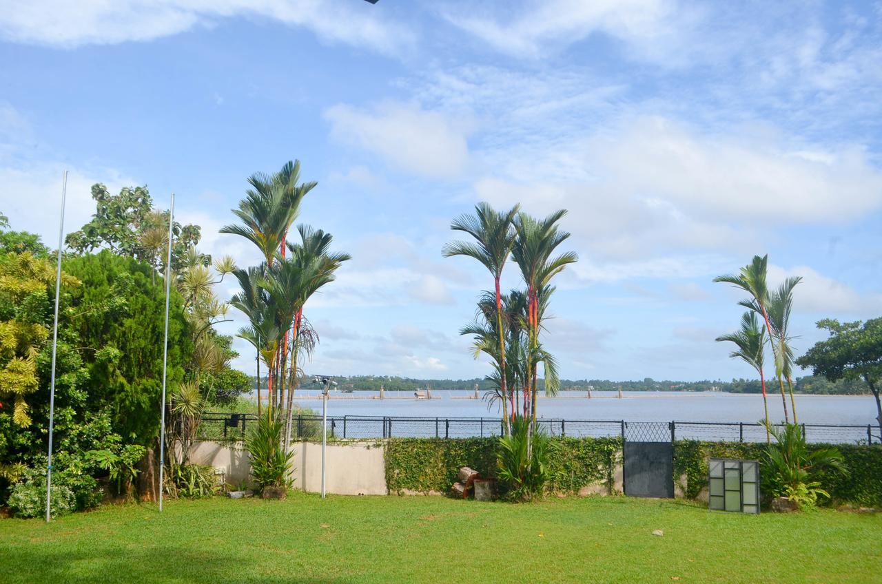 Serenity Lake Front Villa Piliyandala Exterior photo